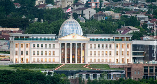 Администрация президента Грузии. Фото Александра Имедашвили, NEWSGEORGIA, http://newsgeorgia.ru/politics/20141106/217112290.html