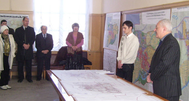 Мэр Моздока Георгий Адамов представляет горожанам проект генерального плана развития города. Северная Осетия, г. Моздок, 2 марта 2011 г. Фото: пресс-служба мэрии г. Моздока.
