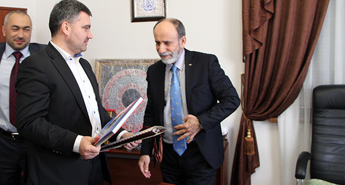 Ибрагим Доскиев дарит книгу об Ингушетии «В стране башен и легенд» муфтию Крыма. Фото Ахмеда Бузуртанова