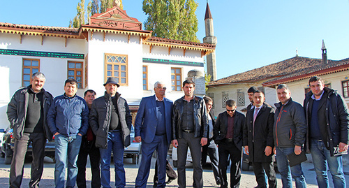 Перед Ханским дворцом в Бахчисарае. Третий справа - федеральный инспектор полномочного представительства Президента РФ в Республике Крым Мурат Мамутов. Фото Ахмеда Бузуртанова