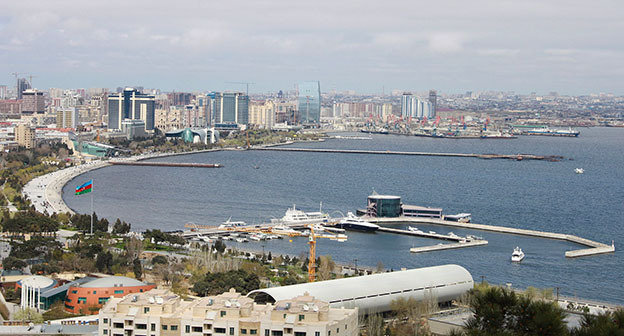 Баку — крупнейший город на Каспийском море. д. Набережная. Бульвар. Порт. Фото: Elkhan Jafarov, https://ru.wikipedia.org/wiki/%CA%E0%F1%EF%E8%E9%F1%EA%EE%E5_%EC%EE%F0%E5#mediaviewer/File:Bakuview.JPG