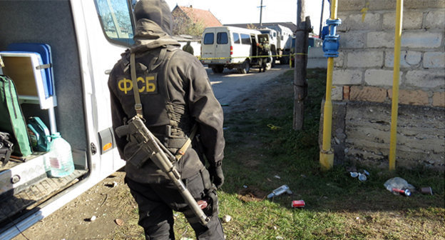 Сотрудник ФСБ на спецоперации. Фото: http://nac.gov.ru/nakmessage/2014/11/05/v-kabardino-balkarii-obnaruzhena-i-unichtozhena-laboratoriya-po-izgotovleniyu-.html