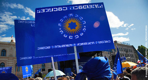 Баннер с изображением символики партии "Грузинская мечта". Фото Александра Имедашвили, NEWSGEORGIA, http://www.newsgeorgia.ru/photo/20120529/215016341.html
