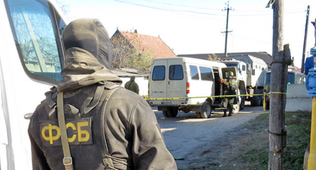 Сотрудник ФСБ России. Фото: http://nac.gov.ru/nakmessage/2014/11/05/v-kabardino-balkarii-obnaruzhena-i-unichtozhena-laboratoriya-po-izgotovleniyu-.html