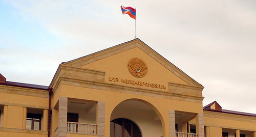 Флаг НКР на здании правительства. Фото Алвард Григорян для "Кавказского узла"
