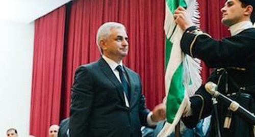 Рауль Хаджимба (слева). Фото: http://www.abkhaziagov.org/president/press/photo/2014-09-25-100000
