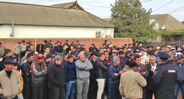 Митинг в селении Терекли-Метеб с требованием наказать виновных в смерти Асанова.  8 октября 2014 г. Фото Патимат Махмудовой для «Кавказского узла»