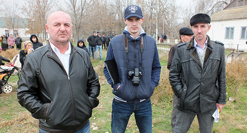 Родственники убитого депутата райсобрания Табасарансокго района Рамиса Мирзаханова приехали чтобы поддержать организаторов акции. Фото Патимат Махмудовой