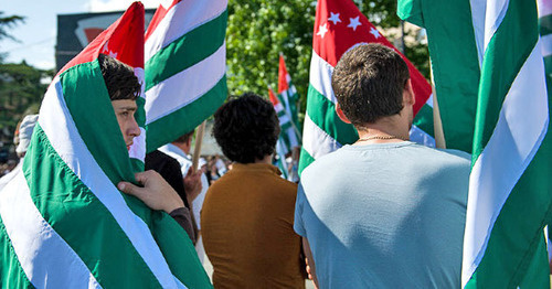 Митинг в поддержку президента Абхазии в Сухуме. Май 2014 г. Фото: Нина Зотина, ЮГА.ру
