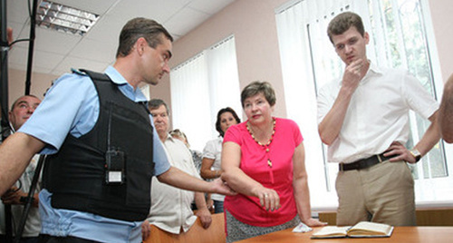 Надежда Цапок (в центре) Фото: Геннадий Аносов/Югополис, http://www.yugopolis.ru/data/mediadb/2383/0000/0361/36167/466x10000_out__.jpg 