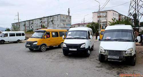 Маршрутные такси в Махачкале. Фото Магомеда Магомедова (Юсупова, http://odnoselchane.ru/?page=photos_of_category&sect=3446&com=photogallery)