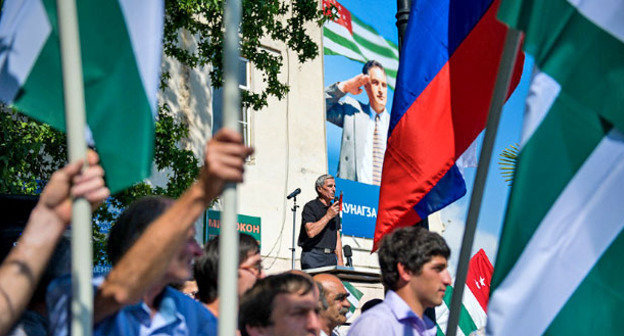 Митинг в поддержку президента Абхазии в Сухуме. Май 2014 г. Фото: Нина Зотина, ЮГА.ру