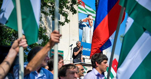 Митинг в поддержку президента Абхазии в Сухуме. Май 2014 г. Фото: Нина Зотина, ЮГА.ру