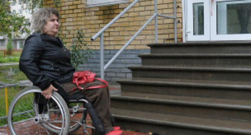 Инвалид-колясочник у недоступной лестницы. Фото Николая Бравилова, http://bezformata.ru/content/Images/000/023/943/image23943730.jpg