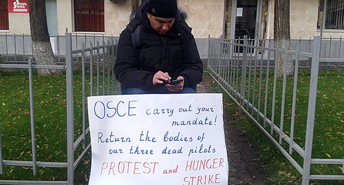 Давид Санасарян у здание ереванского бюро ОБСЕ. Фото Армине Мартиросян