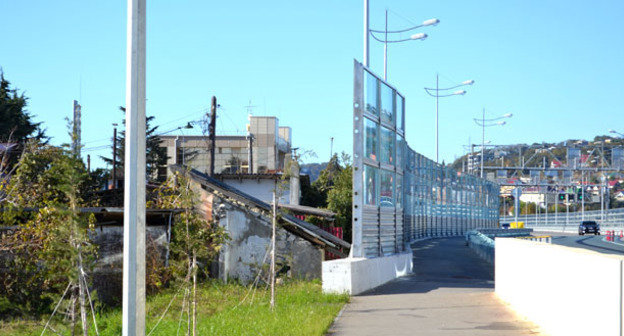 Новая трасса М-27 без подъезда к дому 5 а по улице Акаций. Сочи, ноябрь 2014 г. Фото Светланы Кравченко для "Кавказского узла"