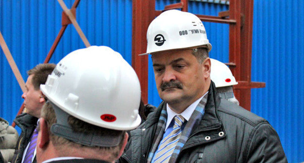 Полномочный представитель президента РФ в Северо-Кавказском федеральном округе Сергей Меликов (справа) во время своего визита на завод "Электроцинк". Владикавказ, 19 ноября 2014 г. Фото Эммы Марзоевой для "Кавказского узла"