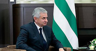 Рауль Хаджимба. Фото: http://news.kremlin.ru/media/events/photos/medium/41d51cc8cbe1bf40f406.jpeg Рауль Хаджимба. Фото: http://news.kremlin.ru/media/events/photos/medium/41d51cc8cbe1bf40f406.jpeg
