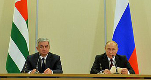 Президенты Абхазии и России делают заявления для прессы по итогам российско-абхазских переговоров. Фото: http://kremlin.ru/news/47057