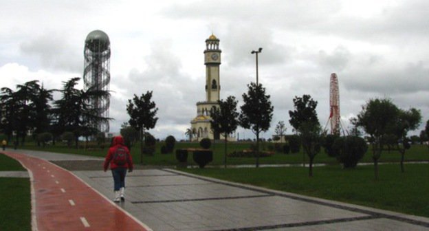 Прибрежная полоса Батуми в ненастье. Слева направо: Башня алфавита, Дом чачи, Колесо обозрения. Фото Юлии Кашеты для "Кавказского узла".
