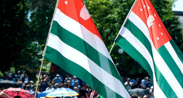 Флаги Абхазии. Фото: Нина Зотина и Наталья Евсикова http://www.yuga.ru/