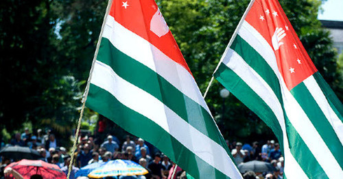 Флаги Абхазии. Фото: Нина Зотина и Наталья Евсикова http://www.yuga.ru/