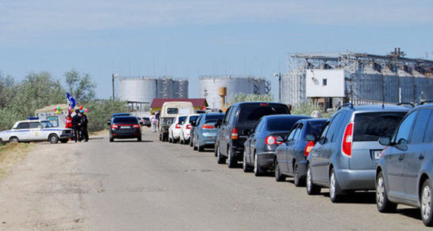 Очередь из машин на паромной переправе "Кавказ". Фото Ильяса Богатырева для "Кавказского узла"
