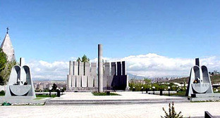 Мемориальное кладбище "Ераблур". Ереван. Фото: Argishti https://ru.wikipedia.org Мемориальное кладбище "Ераблур". Ереван. Фото: Argishti https://ru.wikipedia.org