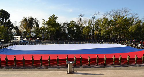 В развернутом виде флаг занял всю театральную площадь. Фото Светланы Кравченко для "Кавказского узла"