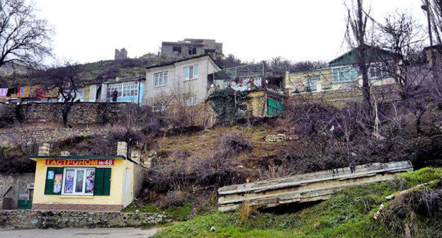 Гора Тарки-Тау. На склоне горы расположены три древних кумыкских села — Тарки, Кяхулай, Альбурикент. Таркинский район Дагестана. Фото: Исаева Александра http://www.odnoselchane.ru/