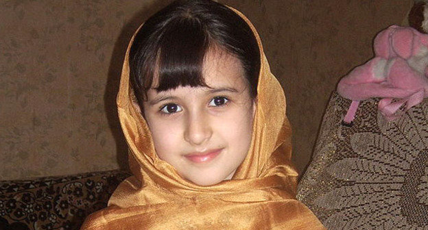 Девочка в азербайджанском женском шелковом головном платке кялагаи. Фото: Irada https://ru.wikipedia.org