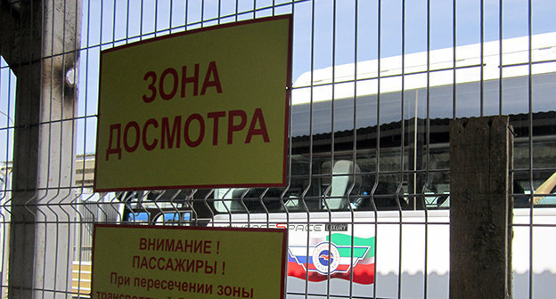 Вход в зону досмотра на Керченской переправе. Фото Нины Тумановой для "Кавказского узла"