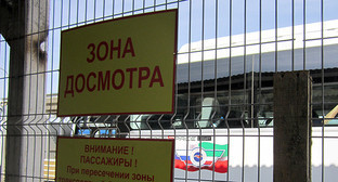 Вход в зону досмотра на Керченской переправе. Фото Нины Тумановой для "Кавказского узла"