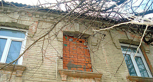 Дом на улице Гасанова, Махачкала. Фото: Magomed_troll/2011,   http://odnoselchane.ru/images/photogallery/cache/wm_2396_20110322_4.jpg