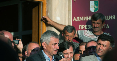 Глава Абхазии Рауль Хаджимба (в центре). Фото: Нина Зотина, ЮГА.ру
