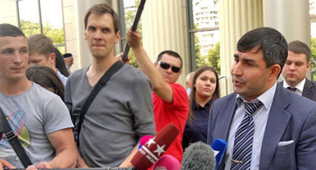 Адвокат защиты подсудимого у здания Мосгорсуда общается с журналистами. Москва, 6 июля 2016 г. Фото Юлии Буславской для "Кавказского узла"
