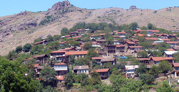 Село Туми Гадрутского района Арцаха. Фото: Artash, https://ru.wikipedia.org/wiki/%C3%E0%E4%F0%F3%F2%F1%EA%E8%E9_%F0%E0%E9%EE%ED_%28%CD%CA%D0%29