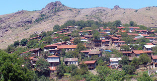 Село Туми Гадрутского района Арцаха. Фото: Artash, https://ru.wikipedia.org/wiki/%C3%E0%E4%F0%F3%F2%F1%EA%E8%E9_%F0%E0%E9%EE%ED_%28%CD%CA%D0%29
