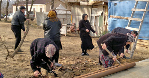 Жители кумыкских селений во время субботника. Караман, 30 ноября 2014 г. Фото Расула Магомедова для "Кавказского узла"