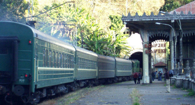 Пассажирский состав ЖД Абхазии проезжает станцию Псырцха. Фото:  Sergei Rubliov https://ru.wikipedia.org
