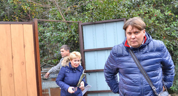 Члены комиссии администрации края осмотрели земельный участок семьи Капустиных. Сочи, ноябрь 2014 г. Фото Светланы Кравченко для "Кавказского узла"