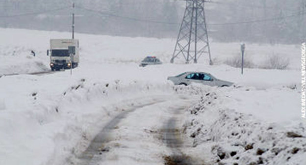 Участок Коби - Гудаури Военно-Грузинской дороги. Снегопад. Фото Александра Имедашвили, NEWSGEORGIA, http://www.newsgeorgia.ru/society/20130114/215468403.html