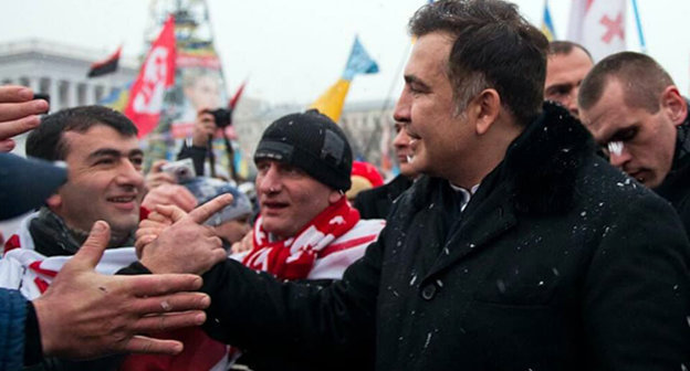 М. Саакашвили приветствует участников антиправительственных выступлений в Киеве. 17 декабря 2013 года. Фото: Voice of America, Russian service, https://ru.wikipedia.org/wiki/%D1%E0%E0%EA%E0%F8%E2%E8%EB%E8,_%CC%E8%F5%E0%E8%EB_%CD%E8%EA%EE%EB%EE%E7%EE%E2%E8%F7#mediaviewer/File:Georgian_ex-President_Mikheil_Saakashvili_at_the_Euromaidan_rally_in_Kiev._2013.jpg