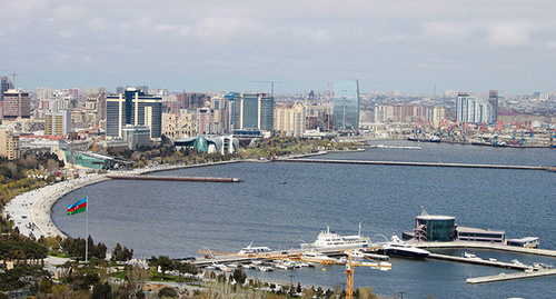 Баку — крупнейший город на Каспийском море. Фото:Elkhan Jafarov, https://ru.wikipedia.org/wiki/%CA%E0%F1%EF%E8%E9%F1%EA%EE%E5_%EC%EE%F0%E5#mediaviewer/File:Bakuview.JPG