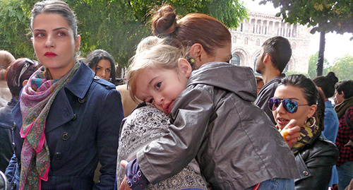 Участники акции против новой системы распределения пособий матерям перед правительственным зданием.  23 октября, Ереван. Фото Армине Мартиросян для "Кавказского узла"