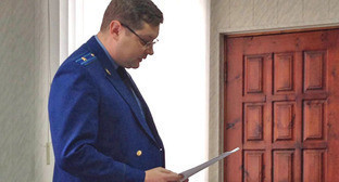 Выступивший прокурор призвал признать Курман-Али Байчорова виновным и назначить наказание в виде лишения свободы на 5 лет и штраф в размере 100 тысяч рублей. Ставропольский край, 2 декабря 2014 г. Фото Магомеда Магомедова для "Кавказского узла" Выступивший прокурор призвал признать Курман-Али Байчорова виновным и назначить наказание в виде лишения свободы на 5 лет и штраф в размере 100 тысяч рублей. Ставропольский край, 2 декабря 2014 г. Фото Магомеда Магомедова для "Кавказского узла"