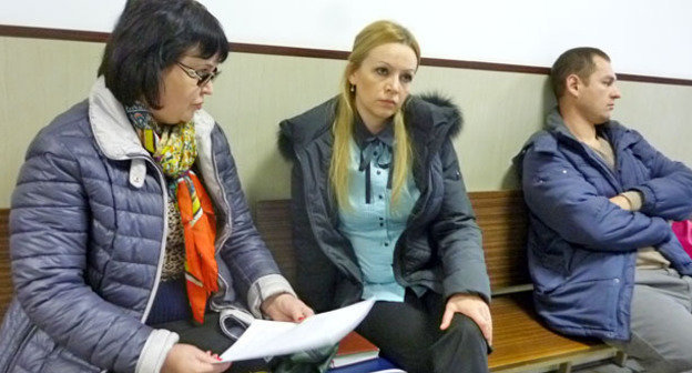 Жители улицы Акаций ожидают вердикт суда об отводе. Сочи, 2 декабря 2014 г. Фото Светланы Кравченко для "Кавказского узла"