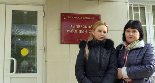 Жители улицы Акаций у входа в здание суда. Фото Светланы Кравченко для "Кавказского узла"