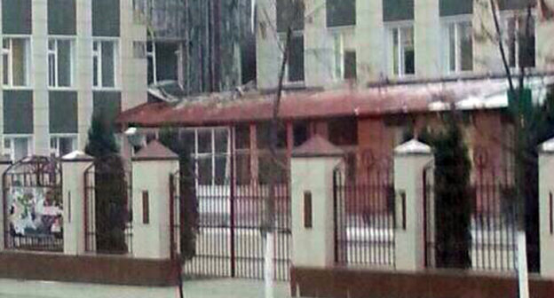 Вход в школу № 20, Грозный. Фото: 
Magomed Edilsultanov, https://twitter.com/batsuev/status/540388789420830721