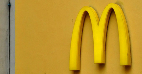 Логотип ресторана McDonald's. Фото Нины Тумановой для "Кавказского узла"